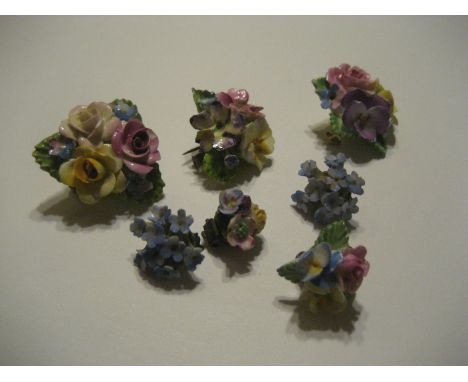 Three ceramic brooches and two sets of earrings (5). 