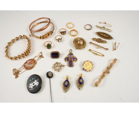 A QUANTITY OF JEWELLERY including a Victorian gold brooch set with small diamonds, a 15ct. gold fancy link bracelet, a 22ct. 