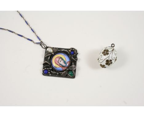 AN ENAMEL AND SILVER FILIGREE PENDANT the foliate pendant set with a small pearl and lapis lazuli beads, 4.5cm. wide, togethe