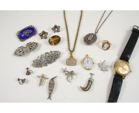 A QUANTITY OF JEWELLERY including a paste set double clip brooch, a marcasite double clip brooch, a shell cameo ring and vari