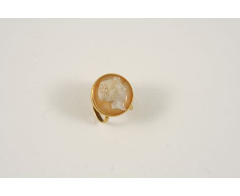 A CARVED HARDSTONE CAMEO SCARF RING depicting the head of a classical woman, set in gold.