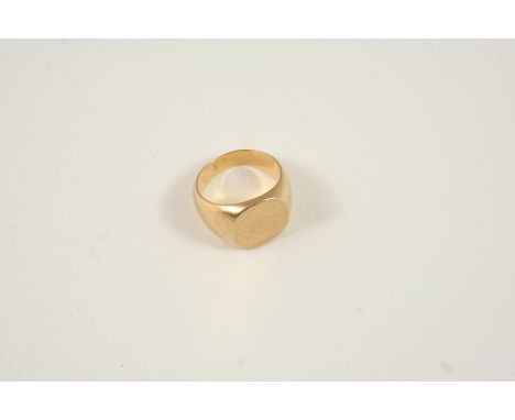 A GENTLEMAN'S GOLD SIGNET RING 16.3 grams. Size P.