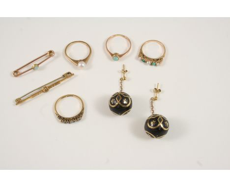 A QUANTITY OF JEWELLERY including a diamond five stone ring, set in gold, a turquoise and pearl set ring, set in gold, an opa