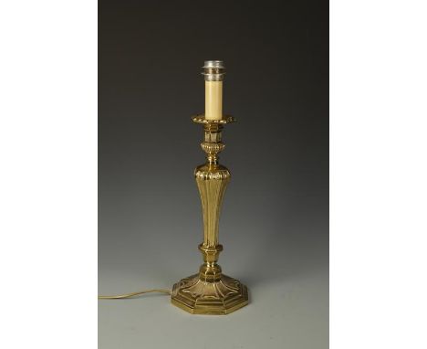 A GILT BRASS REGENCE STYLE TABLE LAMP of candlestick form, on an octagonal base, 22" high