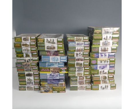 A collection of forty-two Dragon 1:35 Scale Plastic Military Model Kits, guns and soldiers, including 6097 8.8cm Raketenwerfe