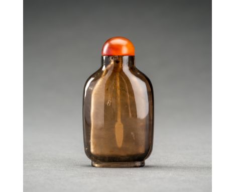 A GLASS IN IMITATION OF SMOKEY QUARTZ SNUFF BOTTLE, LATE QING DYNASTYChina, late Qing Dynasty (1644-1912). Of compressed rect