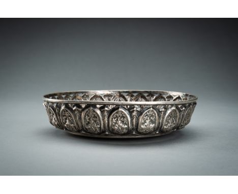 A RETICUALTED BURMESE SILVER REPOUSSE BOWLBurma / Myanmar, late 19th century. The finely embossed and chased repousse silver 
