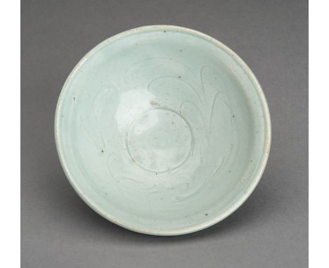 A QINGBAI GLAZED PORCELAIN BOWL WITH INCISED DECORATIONChina, Qing Dynasty (1644-1912) or earlier. Of conical form, rising fr