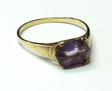 9ct Gold Amethyst Ring size V weight 2.5 grams