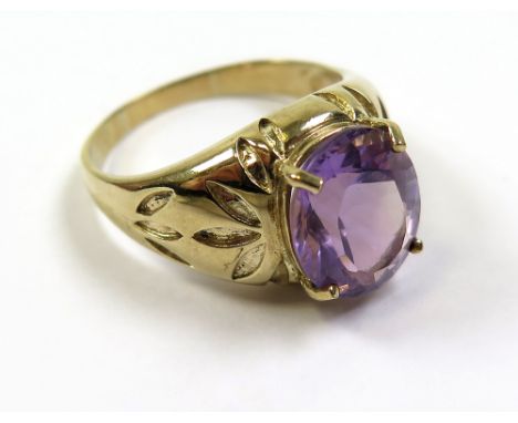 9ct Gold Ring set with Amethyst (3.3 ct weight) size T weight 5.4 grams