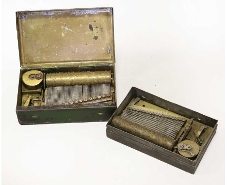 An Early Tinplate-Cased Musical Snuffbox Ser. No. 9190, stamped CMM, with sectional comb of teeth in groups of five, in green