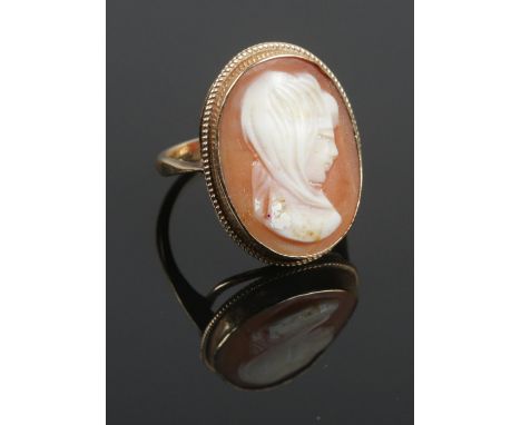 A 9ct gold cameo ring, portrait of a maiden. Size M. 3.52g.  