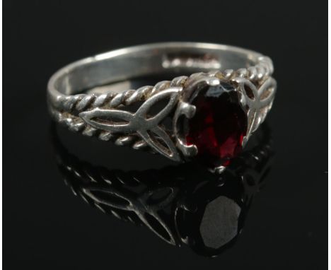 A Silver and oval cut garnet ring. Assayed in Birmingham 1979. P1/2. Total weight: 2.35g.  