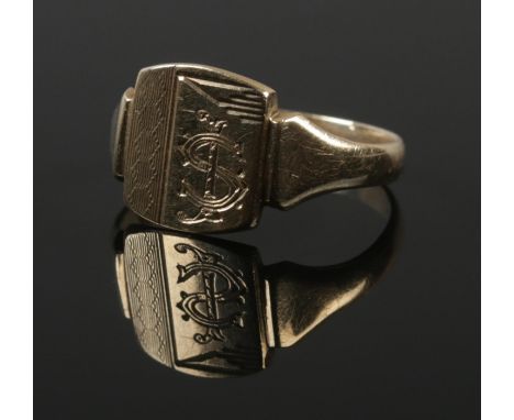 A 9ct gold signet ring. With monogrammed panel. Size T. 3.2g.  