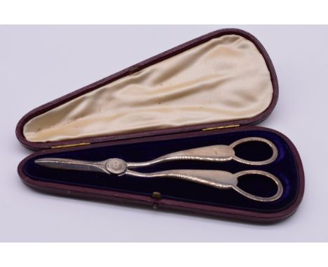 A cased pair of Edwardian silver grape scissors, by Harrison Brothers &amp; Howson, Sheffield 1903, 18cm long, 121g. 