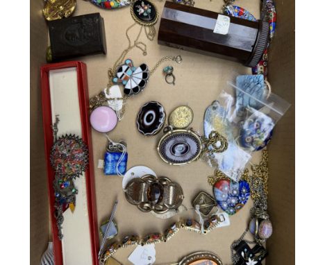 9ct gold chain links and 9ct gold weights, pietra dura cross, and a collection of jewellery including millefiori necklaces an