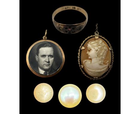 9ct gold jewellery, including cameo brooch, ring, photograph pendant and two single pearl earrings, together with an 18ct gol