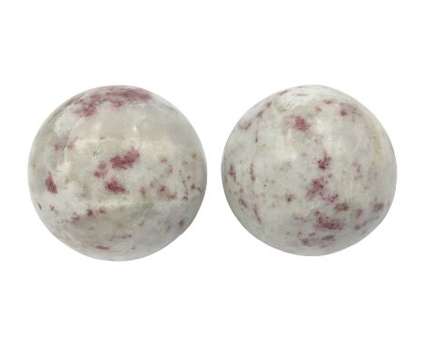 Pair of cinnabar spheres, upon gilt metal stands, H9cm D6cm 
