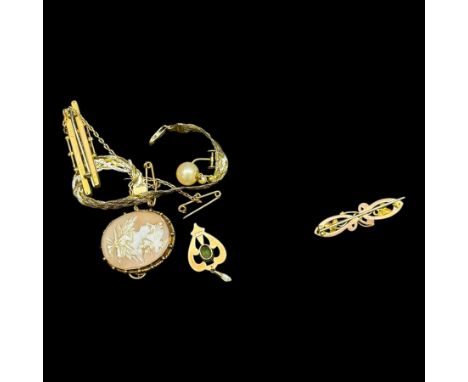 14ct gold bracelet and 9ct gold jewellery including cameo brooch, two bar brooch, stone set pendant and a pair of pearl screw
