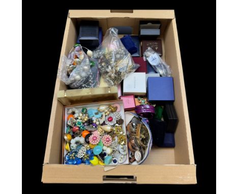 Silver jewellery, including stone set bracelet, gate bracelet and pendant necklace, continental silver cigarette case, togeth
