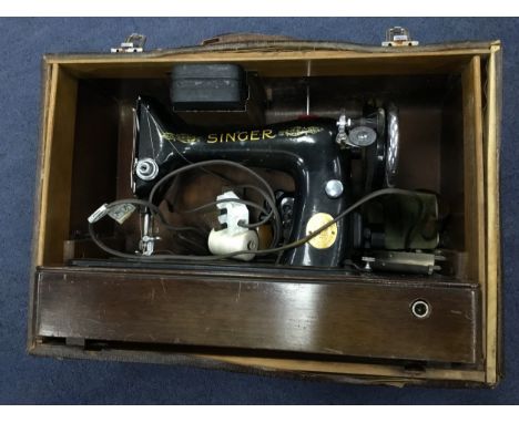 VINTAGE SINGER SEWING MACHING, in case