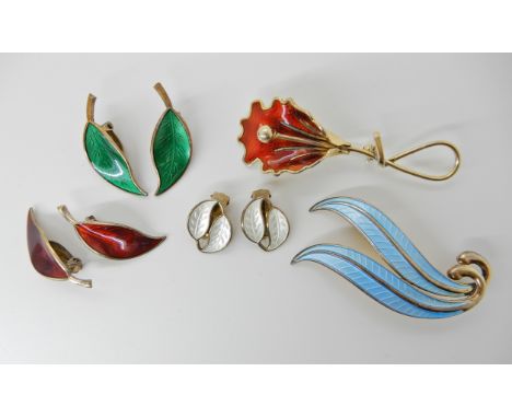 A COLLECTION OF NORWEGIAN RETRO SILVER AND ENAMEL JEWELLERY to include three pairs of earrings by David Andersen, red leaves,