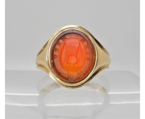 A BRIGHT YELLOW METAL CARNELIAN INTAGLIO RING bearing the moto 'Sine Metu - without fear', in a reeded mount. Finger size app