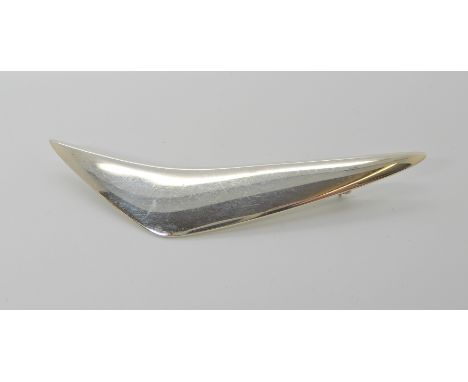 A SILVER GEORG JENSEN BROOCH stamped with the Georg Jensen logo 925S Danmark, dimensions 7.5cm x 1.5cm, weight 12.1gms Condit