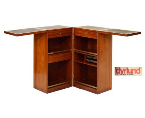 Modern Design - Reno Wahl Iversen for Dyrlund - Danish rosewood enclosed cabinet bar, the two hinged sections opening to reve