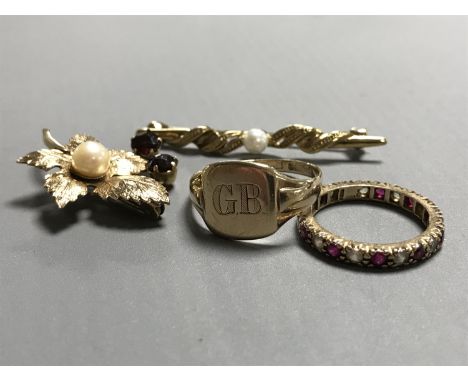 Four items of 9ct gold jewellery to include a pearl mounted bar brooch, Gentleman's signet ring, pearl and garnet set leaf br