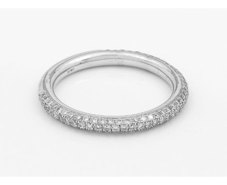 Diamant-BandringWeißgold, gest. 18 k. Schauseitig ausgefasst mit Diamanten. Gew. ca. 3,57 g. Ring set with diamonds, in 18 k 