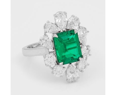 Traveller-Ring mit Gem Lab-Diamanten und -SmaragdWeißgold, gest. 750. Zentral besetzt mit einem leuchtendgrünen Labor-Smaragd