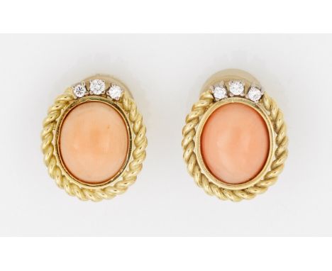Paar Ohrclips mit Engelshaut-KoralleGelbgold, 14 ct.; Besetzt mit zartrosafarbenen Engelshaut-Korallencabochons. Gew. ca. 9,5