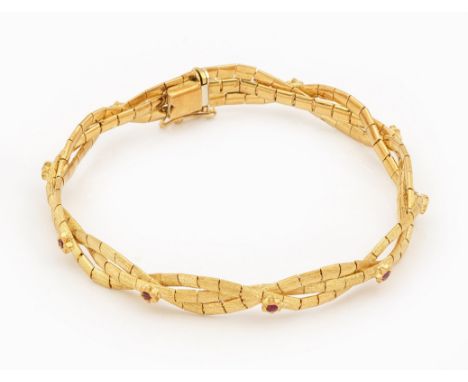 Rubin-ArmbandGelbgold, gest. 750. Drei mattierte, geflochtene Gliederstränge besetzt mit 9 pinkfarbenen Rubinen von zus. ca. 