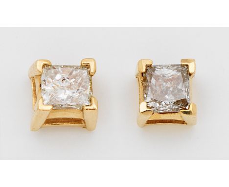 Paar klassische Diamantsolitär-OhrsteckerGelbgold, gest. 14 k. Zentral besetzt mit je einem Diamanten von zus. ca. 0,70 ct. (