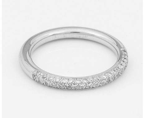 Klassischer Diamant-BandringWeißgold, 18 ct.; Besetzt mit Diamanten von zus. ca. 0,30 ct. in Pavéfassung. Gew. ca. 3,48 g.Rin