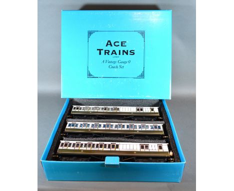Ace Trains A Vintage Gauge 0 Coach Set LB and SCR Green and White three coaches within original box 
