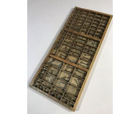 Large printers tray containing various vintage and antique keys and clock winders, approx 82cm x 37cm