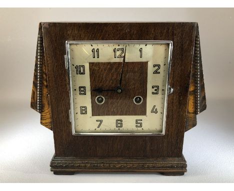 1930s/40s English oak wing case clock, striking on a gong, approx 24cm in height