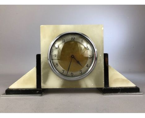 Art Deco marble mantle clock with French movement, approx 14cm in height