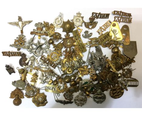 WW2 British and later cap badges to include QC Parachute Regt, MSO BAOR, East Surrey's, RTR, ACC, RA, plus brass shoulder tit