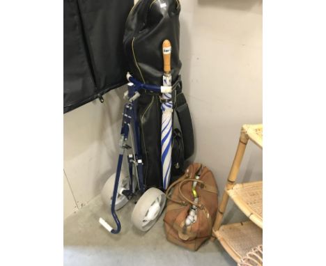 Set of 13 gold clubs in bag with trolley and a bag of approx. 200 golf balls