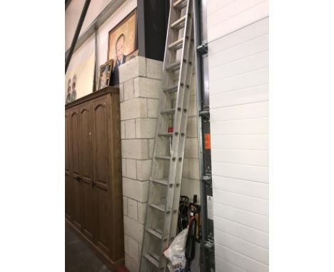 An extendable aluminium ladder