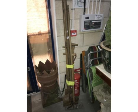A quantity of garden tools