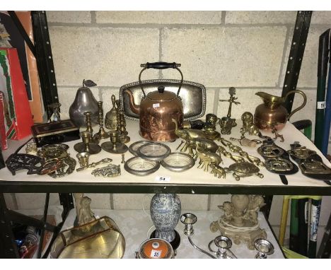 A shelf of brass/copper incl. vintage kettle, candlesticks etc.