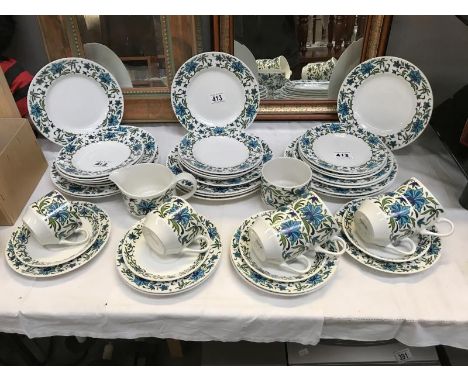 A quantity of Midwinter tableware
