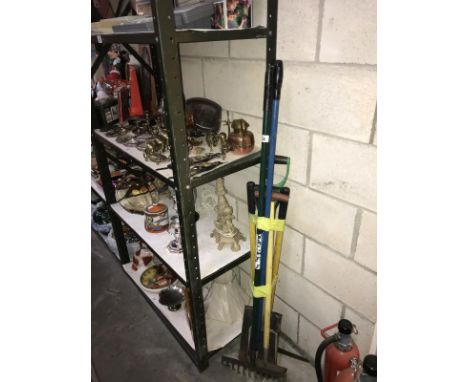 A quantity of garden tools