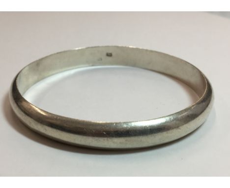 A silver bangle (18.7 grammes)