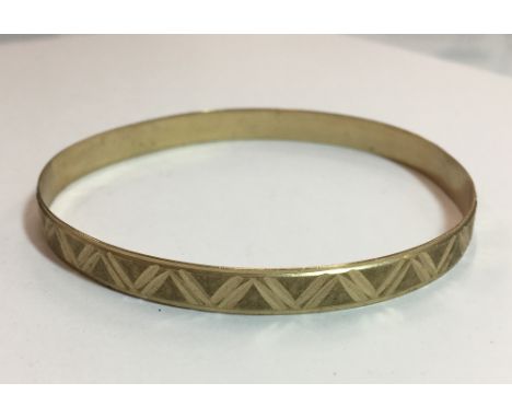 A 9 ct gold bangle (9 grammes)