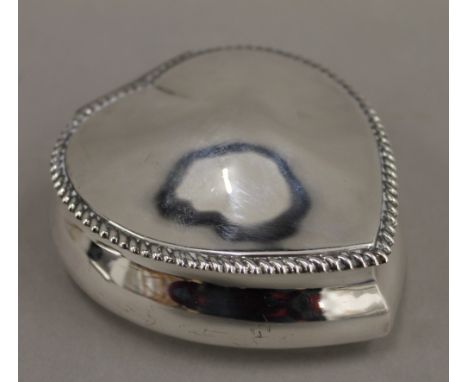 A silver heart shaped trinket box (3.3 troy ounces)